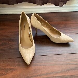Cream MERONA Closed Pointed Toes Snake Print Size 8